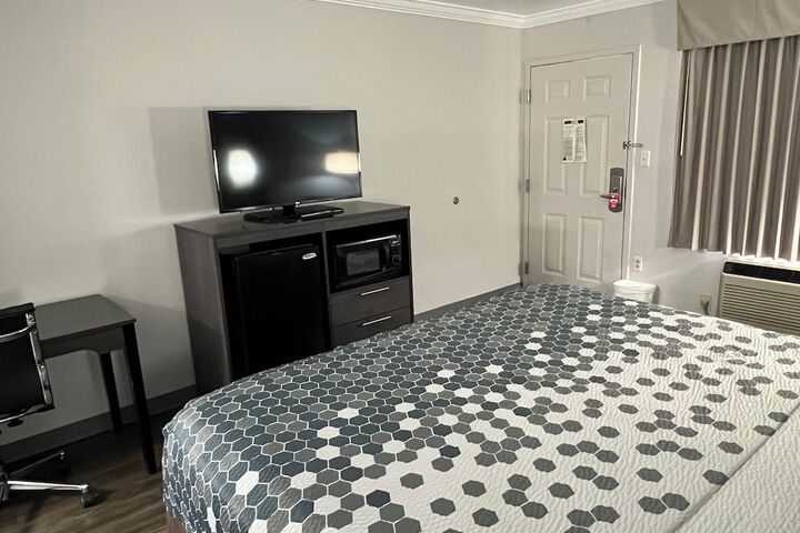 1 King Bed (7 of 12)