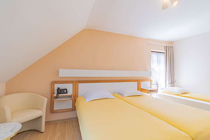 Room 8 of 68