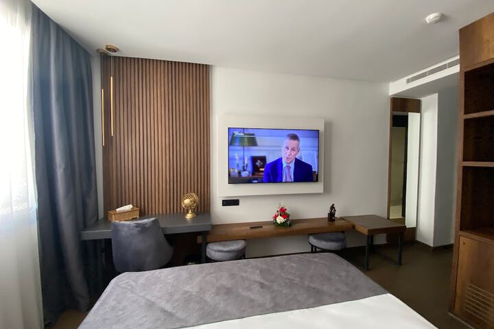 Room 2 of 25
