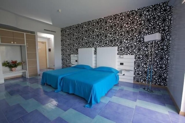 Room 8 of 33