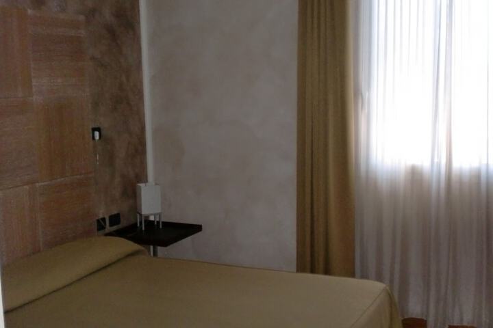 Room 3 of 83