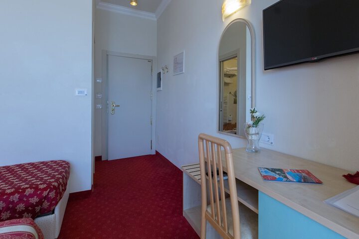 Room 5 of 24