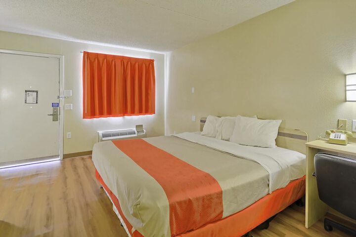 1 King Bed (1 of 5)