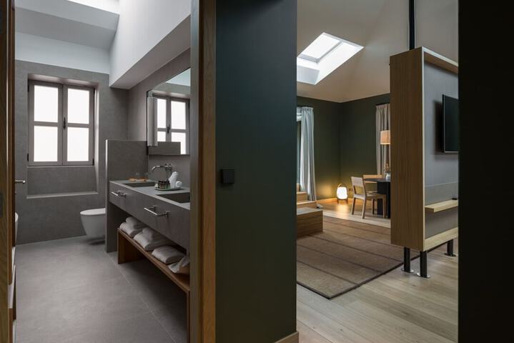 Room 53 of 90