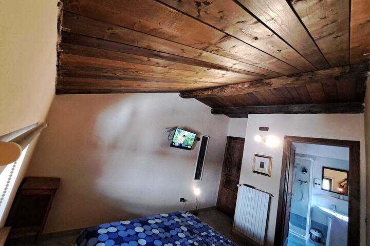 Room 6 of 28