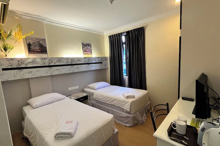 Room 27 of 82