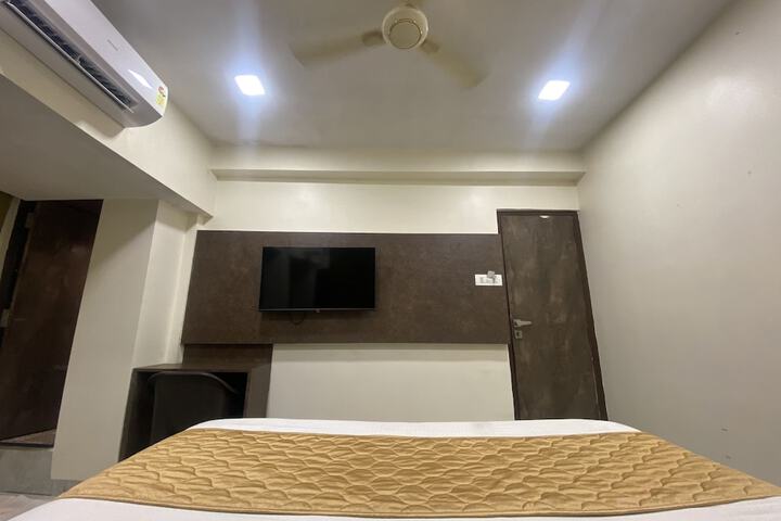 Room 8 of 15