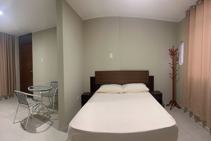 Room 10 of 18