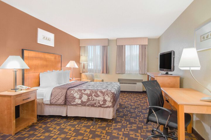 Queen Bed Accessible (13 of 13)