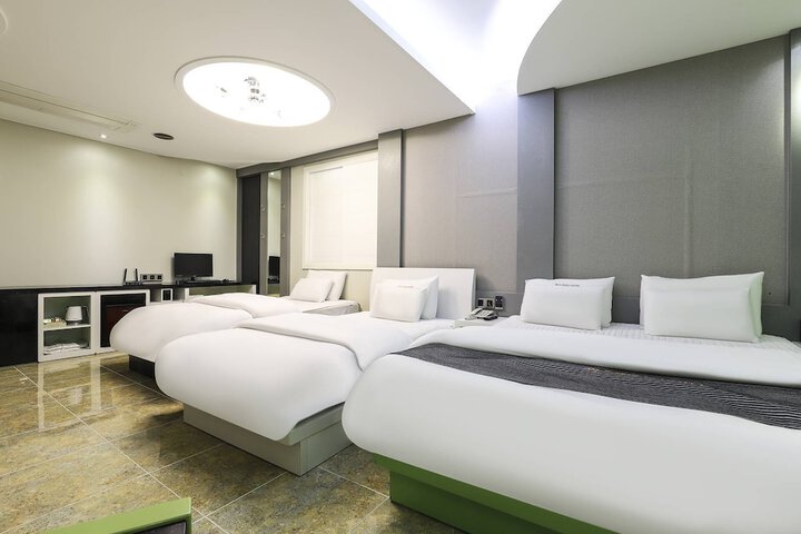 Room 46 of 80