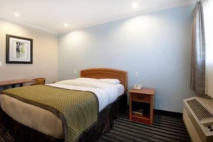 1 Queen Bed (11 of 16)
