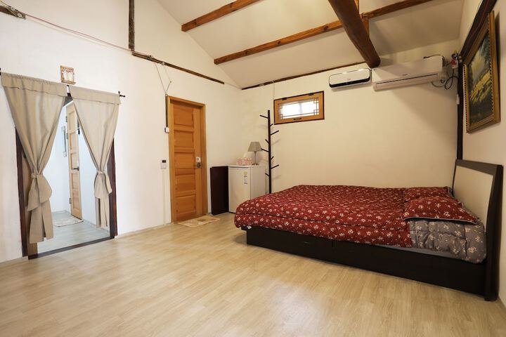 Room 30 of 76