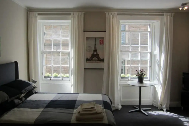 Room 4 of 9