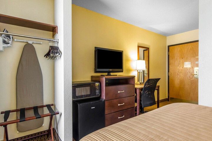 1 Queen Bed (5 of 12)