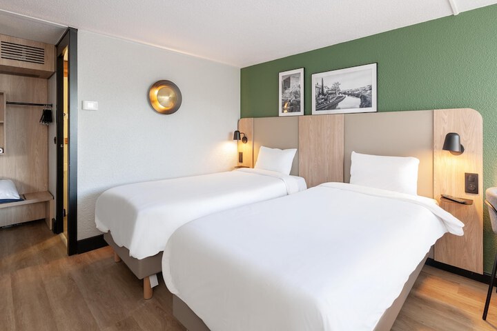 Room 10 of 27