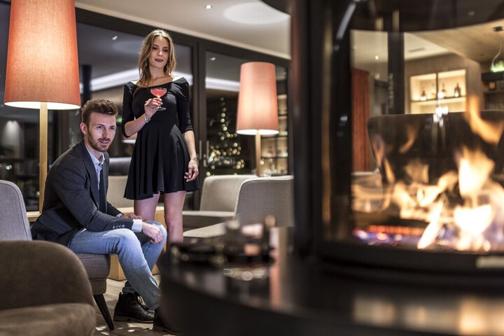 Lounge 74 of 78