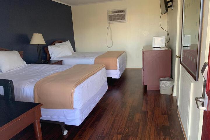 2 Double Beds (5 of 5)