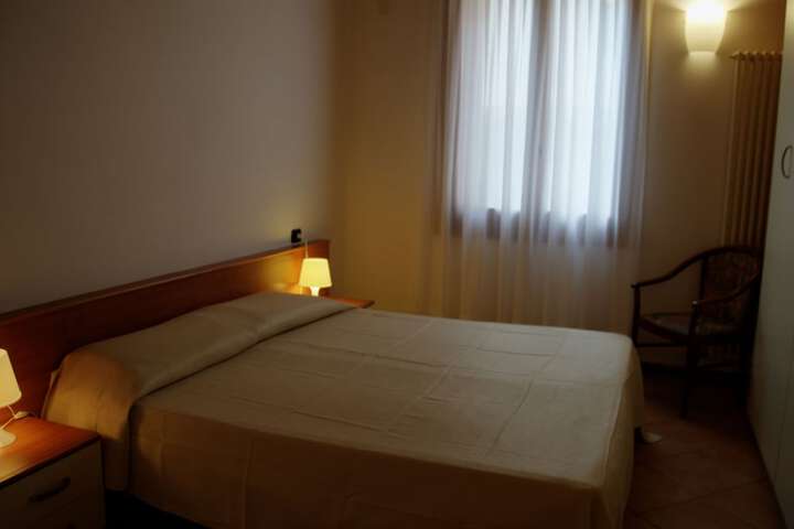 Room 4 of 68