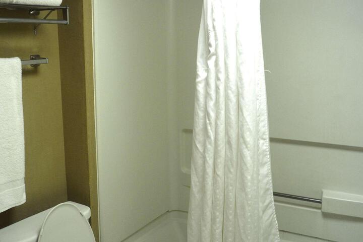 1 King Bed Microwave, Refrigerator WiFi Full Breakfast (4 of 19)