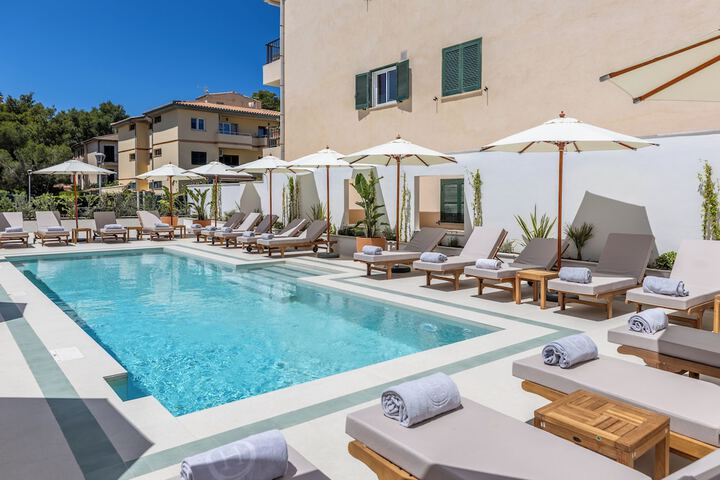 Hotel with Pool