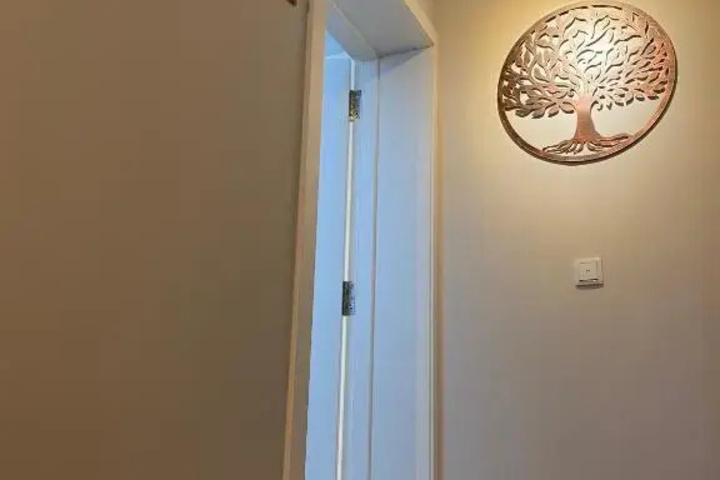 Room 6 of 9