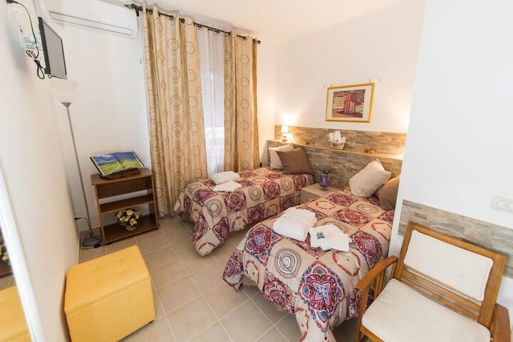 Room 7 of 16