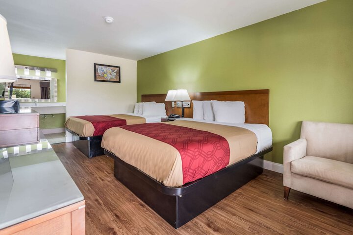 2 Queen Beds (4 of 8)