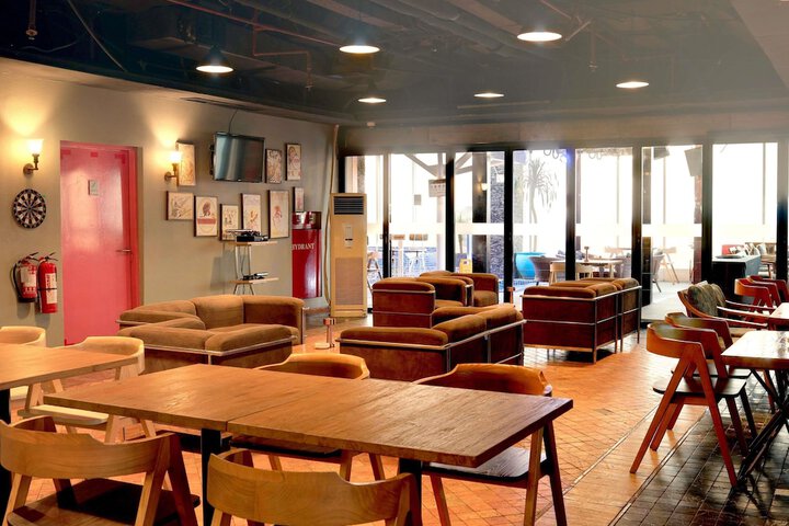 Lounge 130 of 161