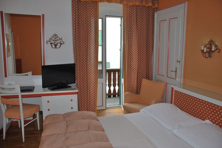 Room 6 of 45