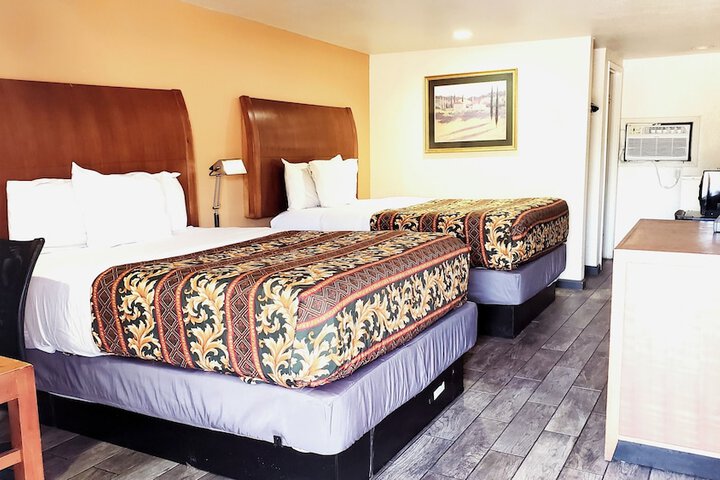 1 King Bed (4 of 9)