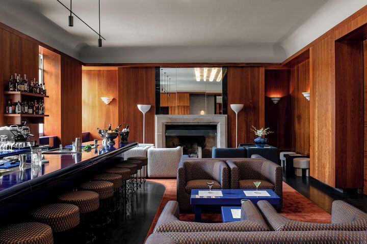 Lounge 108 of 136