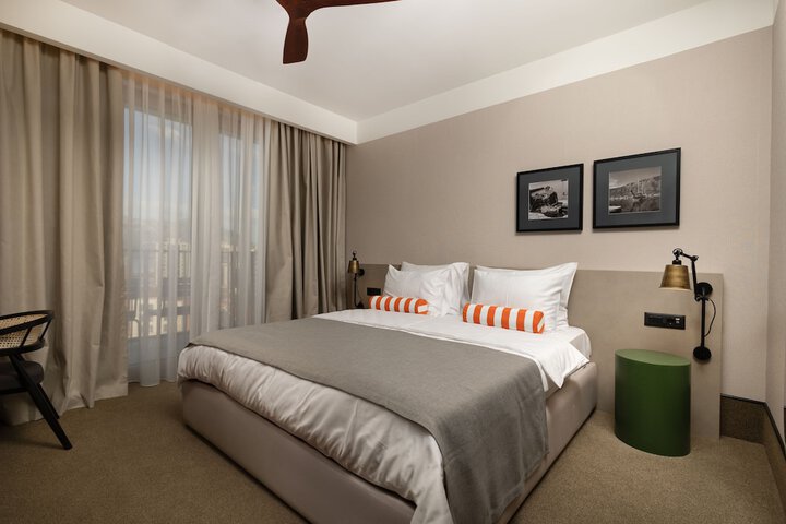 Room 9 of 38