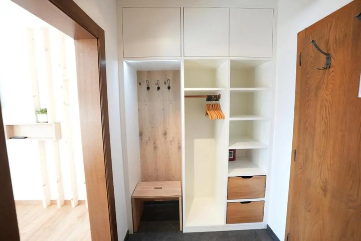 Room 8 of 9
