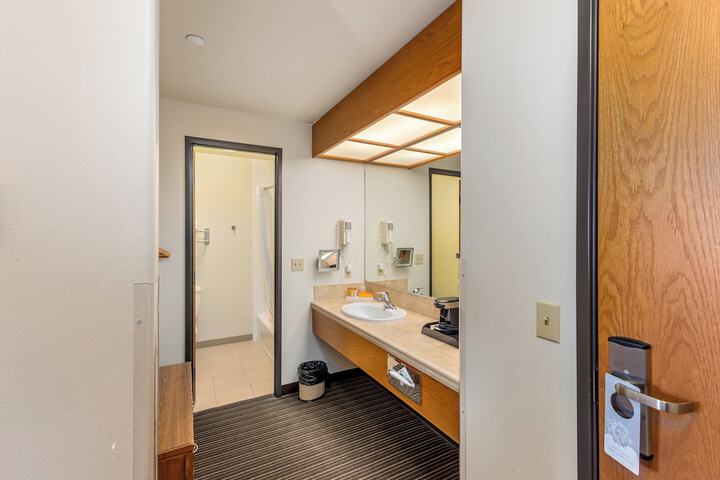 Room 100 of 127