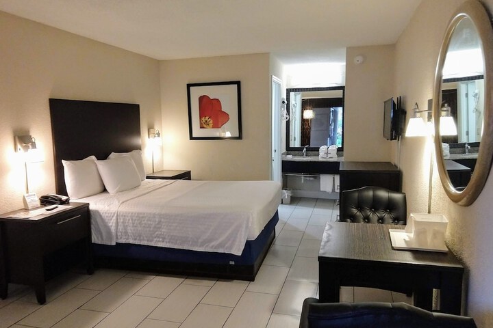1 Queen Bed (3 of 11)