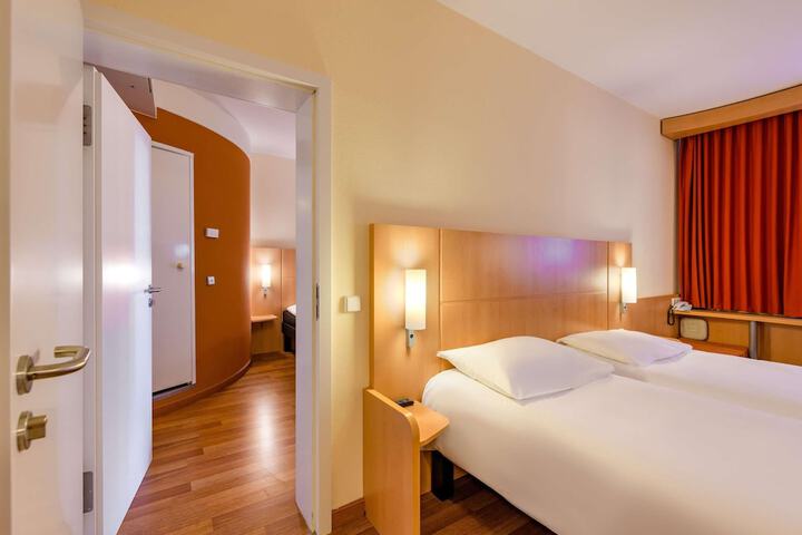 Room 7 of 70