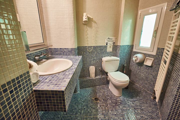 Room 93 of 141