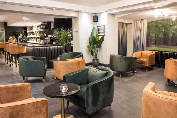 Lounge 8 of 10