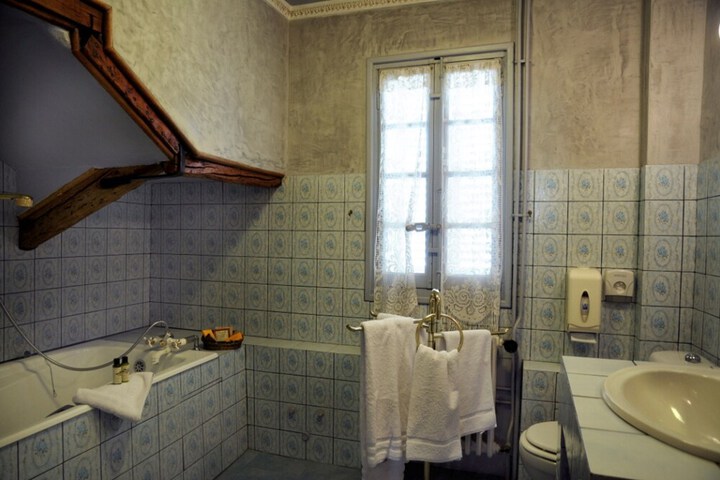 Room 30 of 46