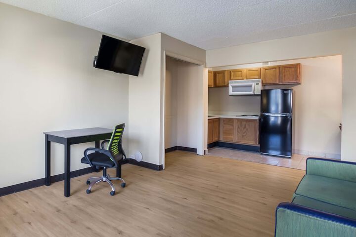 Studio 2 Queen Beds Kitchenette (10 of 16)