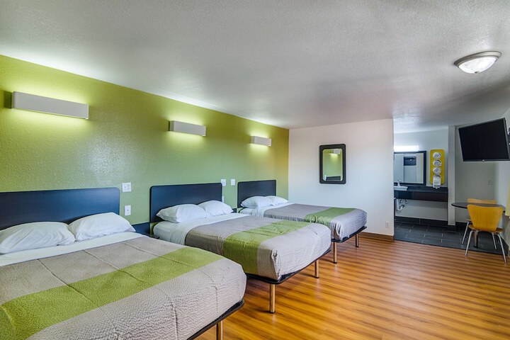 Room 14 of 32