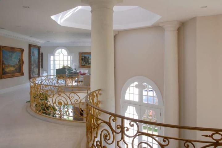 Ballroom/Hall 34 of 39