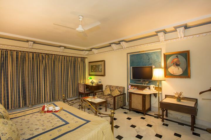 Room 12 of 90