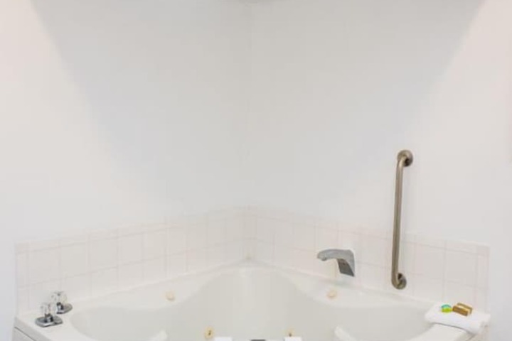 Jetted tub