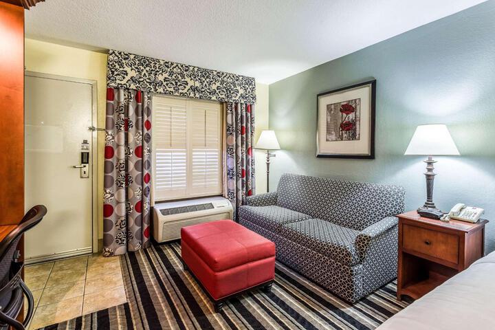 1 King Bed (3 of 6)