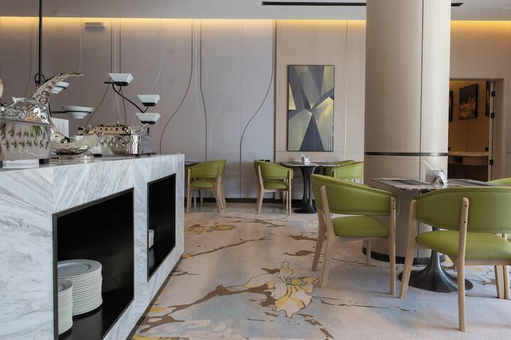 Lounge 32 of 46