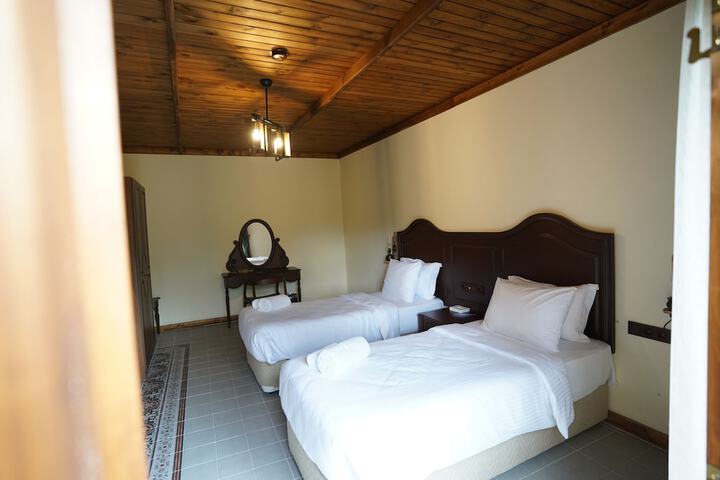 Room 16 of 102