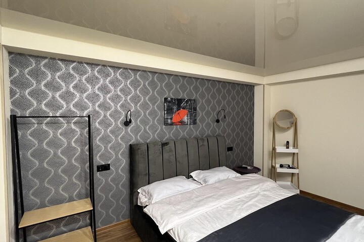Room 10 of 32