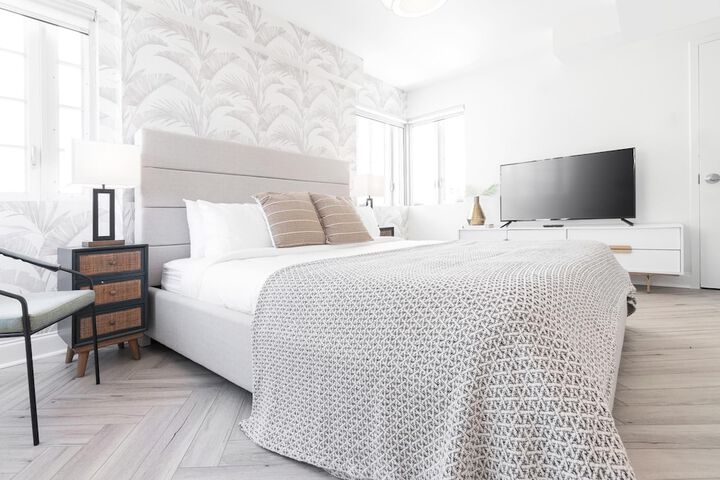 Modern Superior 2 Queen Beds (30 of 40)
