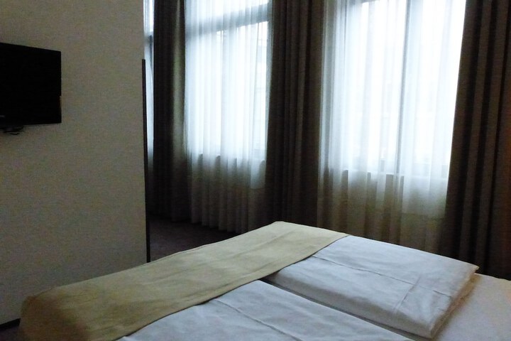 Room 8 of 40